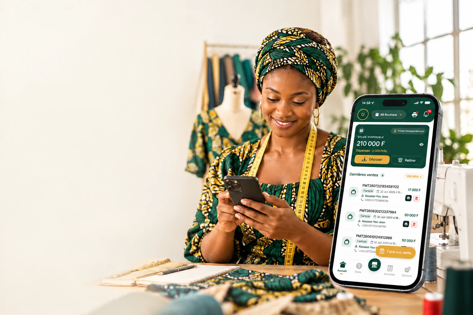 Créatrice dans son atelier, avec l’application Ateliya affichée sur un téléphone posé sur la table